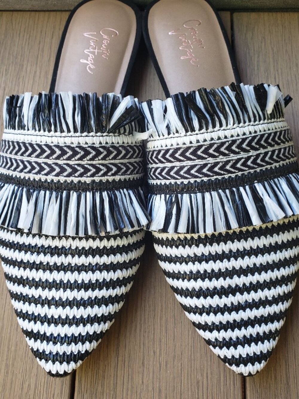 EUC CROWN VINTAGE DARLING classic bright white / jet black raffia mules (7.5)